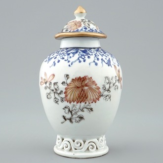 A Chinese grisaille export tea caddy and cover with floral design, Yongzheng/Qianlong