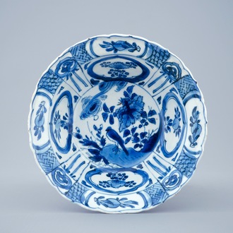 Un bol de type "klapmuts" en porcelaine de Chine bleu et blanc de type Kraak, Wanli, 1573-1619