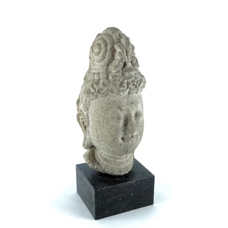 Une tête de Guanyin en pierre sculptée sino-tibetain