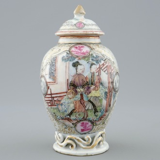 Une boîte à thé en porcelaine de Chine à décor Mandarin, Qianlong, 18ème