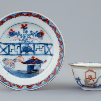 Une tasse et soucoupe au perroquet en porcelaine de Chine de style Imari, Qianlong, 18ème