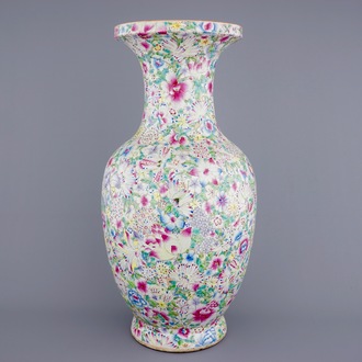 Un très grand vase en porcelaine de Chine famille rose à décor millefleurs, 19ème
