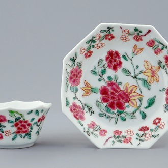 Une tasse et soucoupe octagonale en porcelaine de Chine famille rose, Yongzheng, 1723-1735