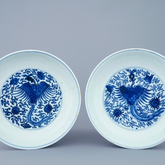 Une paire d'assiettes en porcelaine de Chine bleu et blanc aux phénix, Kangxi