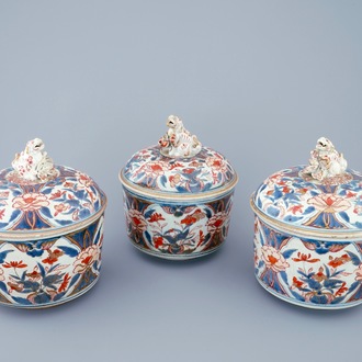 Een set van 3 ronde Japanse Imari dekseldozen, 18e eeuw