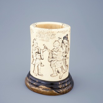 Un pot à pinceaux signé en ivoire sur socle lacqué et doré, Japon, Meiji, 19ème