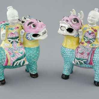 Une paire de groupes des frères Hehe Erxian sur des kylins en porcelaine de Chine famille rose, 18ème