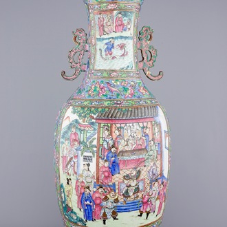 Un très grand vase en porcelaine de Chine famille rose sur fond bleu, 19ème