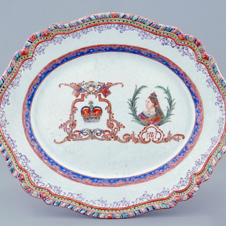 Un plat ovale en porcelaine de Chine famille rose à décor pour le marché anglais, 18ème