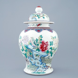 Un vase et son couvercle en porcelaine de Chine famille rose aux oiseaux, 19èm