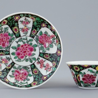 Une tasse et soucoupe en porcelaine de Chine famille noire, Yongzheng, 1723-1735