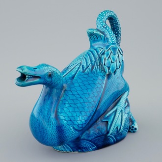 Un pot à vin en porcelaine de Chine turquoise monochrome en forme de canard, 19ème