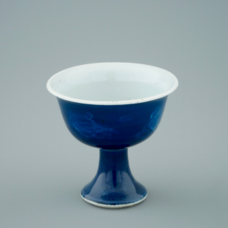Une coupe sur piedouche en porcelaine de Chine monochrome bleu à décor sous glaçure, Kangxi