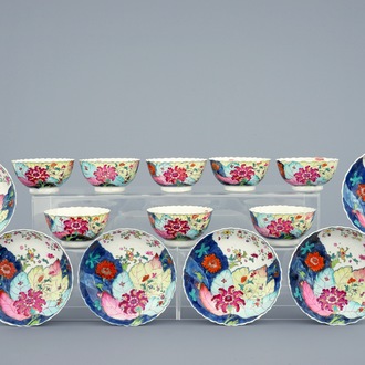 Een set van 8 grote Chinese famille rose koppen en 6 schotels met decor van tabaksbladeren, Qianlong, 18e eeuw