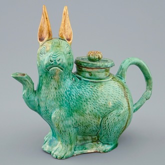 A Chinese famille verte biscuit ewer in the shape of a rabbit, 18/19th C.