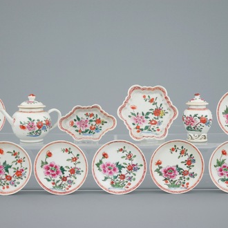 Een deel van een Chinees famille miniatuur theeservies, Qianlong, 18e eeuw