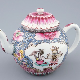 Une théière et son couvercle en porcelaine de Chine famille rose, Yongzheng, 1723-1735