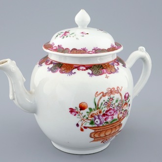 Une théière et son couvercle en porcelaine de Chine famille rose, Qianlong, 18ème