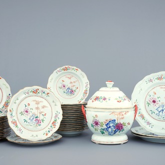 Un service de 39 pièces en porcelaine de Chine famille rose avec une terrine sur présentoir, Qianlong, 18ème