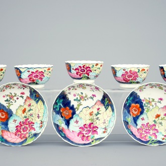 Een set van 5 Chinese famille rose koppen en 3 schotels met decor van tabaksbladeren, Qianlong, 18e eeuw