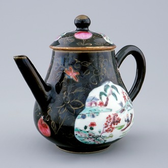 Une théière en porcelaine de Chine famille noire, Yongzheng, 1723-1735