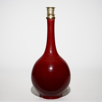 Un vase de forme bouteille en porcelaine de Chine rouge monochrome monté en lampe, 19ème