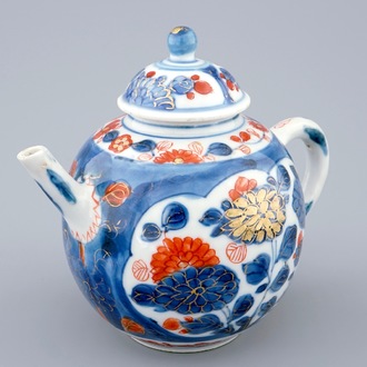 A Chinese Imari style teapot and cover, Qianlong, 18th C.