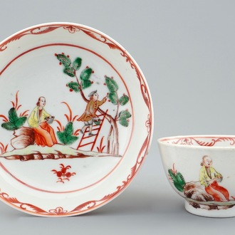 Une tasse et soucoupe en porcelaine de Chine à décor de la cueillette des cerises, Qianlong, 18ème