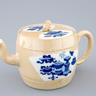 Une théière et son couvercle en porcelaine de Chine bleu et blanc sur fond café au lait, Kangxi