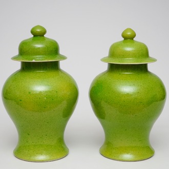 Une paire de vases couverts en porcelaine de Chine monochrome citron vert, 19/20ème