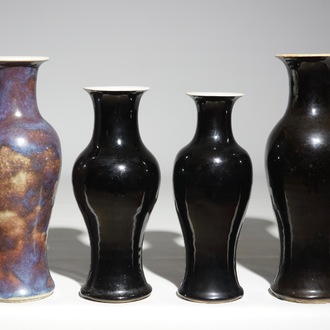 Een lot van 3 Chinese monochrome zwarte en een flambé glazuur vaas, 19/20e eeuw