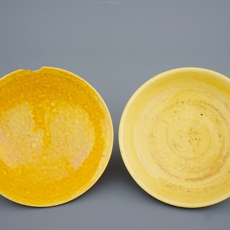 Deux bols en porcelaine de Chine monochrome jaune, 18/19ème
