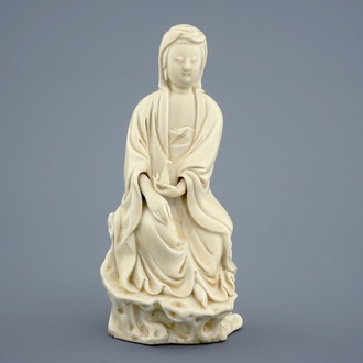 Un modèle de Guanyin en porcelaine blanc de Chine de Dehua, 18ème