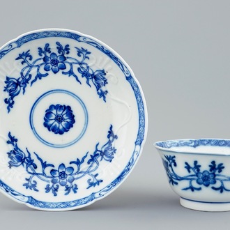 Een Chinese blauw-witte soft paste kop en schotel met reliëfdecor, Qianlong, 18e eeuw