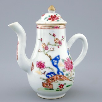 Une verseuse couverte en porcelaine de Chine famille rose, Qianlong, 18ème