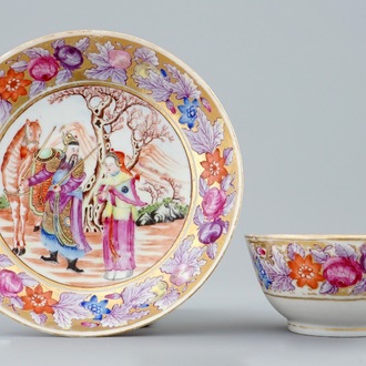 Une tasse et soucoupe en porcelaine de Chine famille rose sur fond doré, Qianlong, 18ème