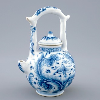Une théière en porcelaine de Chine bleu et blanc, Kangxi