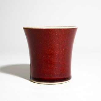 Un pot à pinceaux en porcelaine de Chine rouge monochrome, marque et période de Kangxi