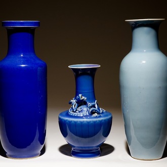 Een lot van 3 Chinese monochrome blauwe vazen, 19e eeuw