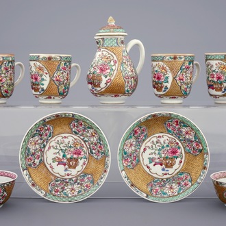 Une partie d'une service à thé en porcelaine de Chine famille rose et doré, Yongzheng, 1723-1735