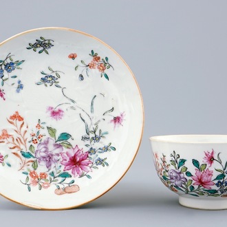 Une tasse et soucoupe en porcelaine blanc de Chine aux dragons surdécorées en famille rose, 18ème