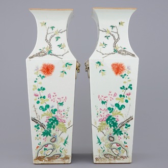 Une paire de vases carrés en porcelaine de Chine famille rose, 19ème