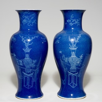 Een paar Chinese vazen met onderglazuur decor op bleu poudré fond, 19e eeuw
