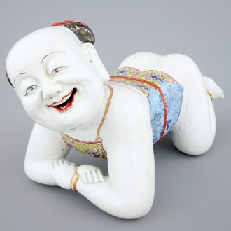 Un grand repose-tête en porcelaine de Chine en forme d'un garçon agenouillé, 18ème