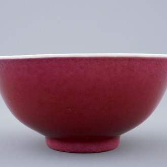 Un bol en porcelaine de Chine monochrome rouge rubis, 19/20ème