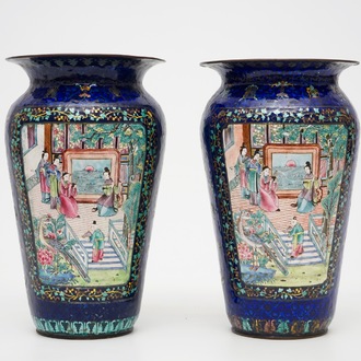 Une paire de vases en émail de Canton au fond bleu, 19ème