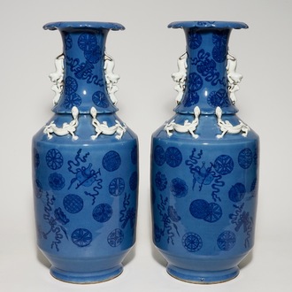 Une paire de grands vases en porcelaine de Chine au fond bleu lavande, 19ème