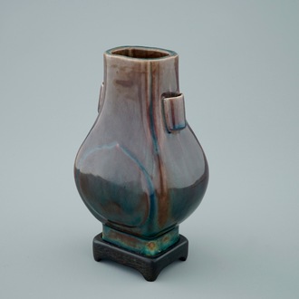 Un vase de forme fanghu en porcelaine de Chine monochrome aubergine, 19ème
