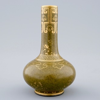 Een miniatuur vaasje pseudo brons en goudspat decor, 20e eeuw