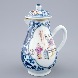 Une verseuse couverte en porcelaine de Chine à décor mandarin, Qianlong, 18ème